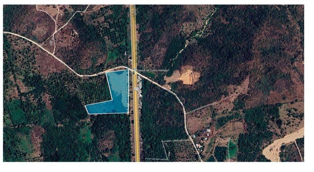 Land lot shaded in blue at Colibri Land, Acapulco, Guerrero, with surrounding greenery and access roads visible
