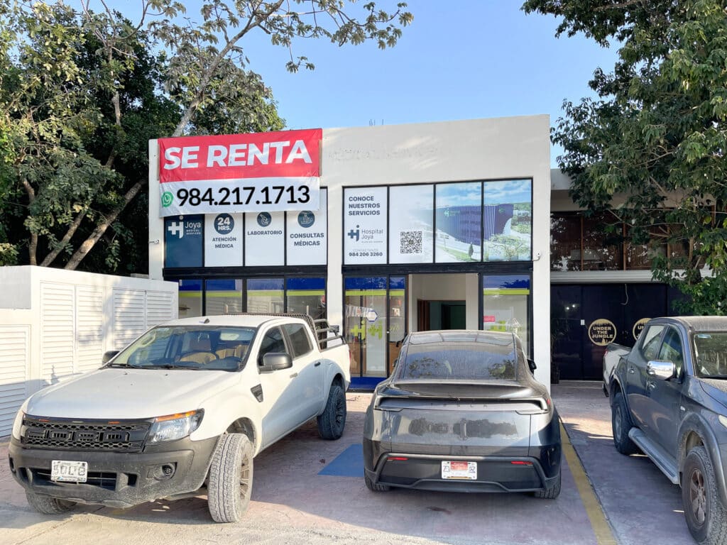 Commercial space available for rent at Prime Highway Commercial Space in Puerto Aventuras, with parking for three vehicles in front.